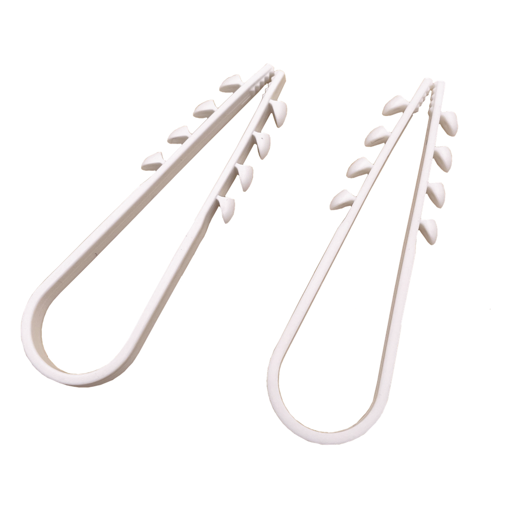 Bolsa con 100 clips sujetadores de plástico para cables de 11 a 19 mm. Ideales para instalaciones en pared, brindan sujeción firme y segura.